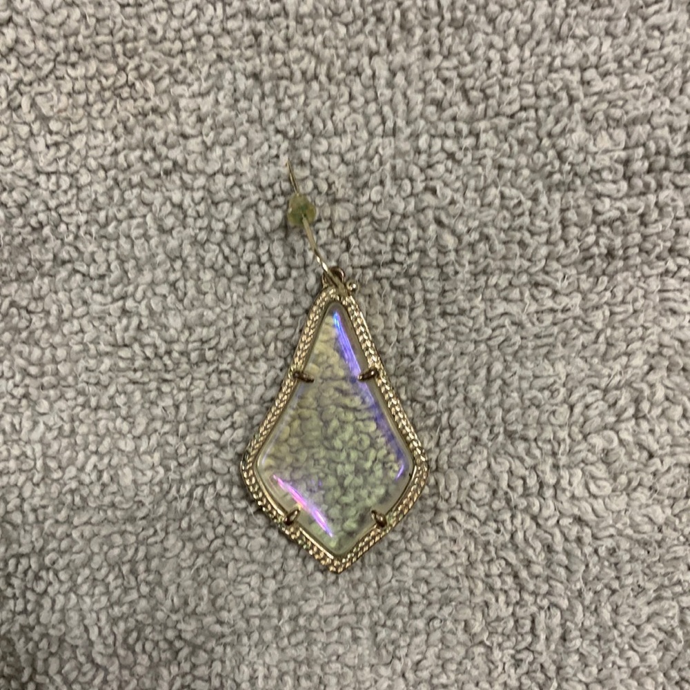 One Kendra Scott Earing